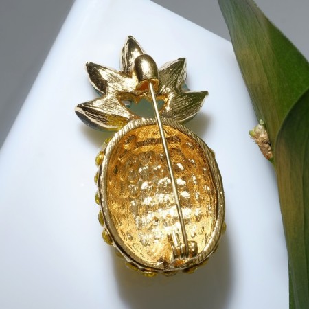 Brooch "Pineapp" Bright, yellow-green color in gold-1