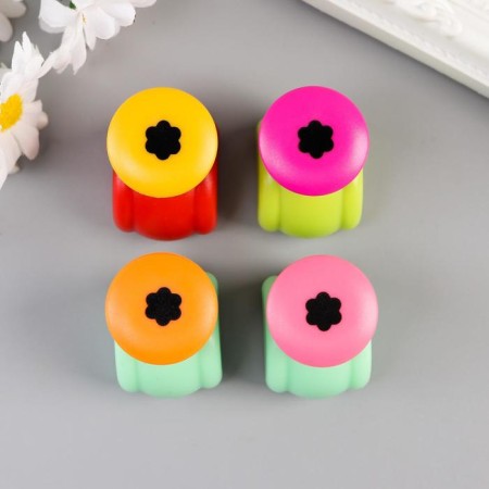 The hook -shaped button "Flower" drawing d = 0.9 cm mix 4x4.5x3 cm-3