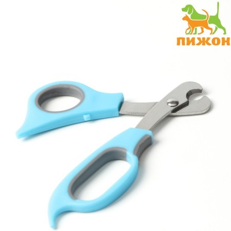 Middle scissors are medium with an emphasis for a finger, blue with gray