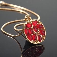 Pomegranate pendant, burgundy color in gold, l = 45 cm