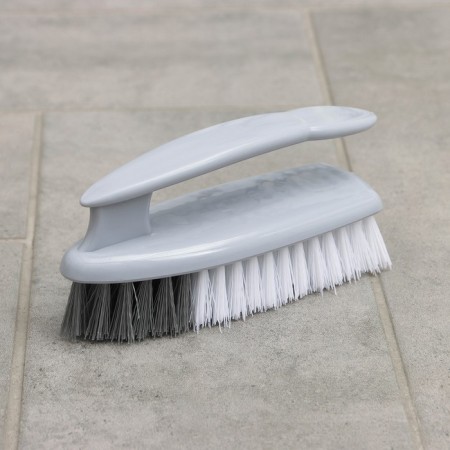 Delta-headle brush, 15 × 5.5 × 7.5 cm, color mix