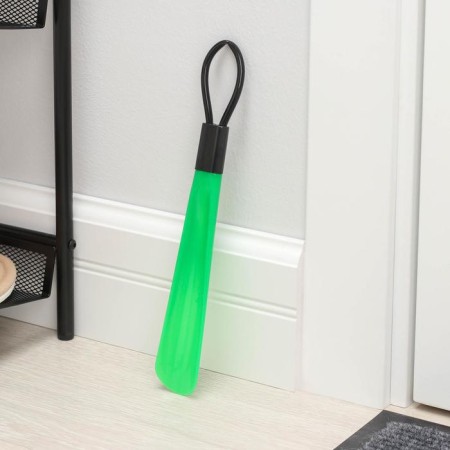 A spoon for the shoes of the shade, with a loop, 30 × 4 cm, 17.4 cm, green color