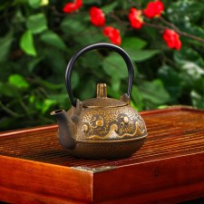 The teapot is a cast -iron shade “Wave. Ethno 