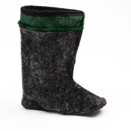 The boots are insulated, size 33, black, PVC-5