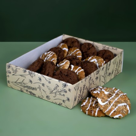 The box is self-assembly, the lid is, with the window, the “floral flight” is 18 x 15 x 5 cm