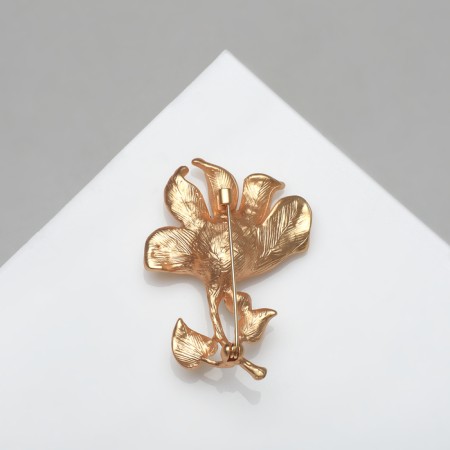 The brooch is “open” flower, white color in matte gold-1