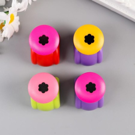 The hook -shaped button "Flower" drawing d = 0.9 cm mix 4x4.5x3 cm-2