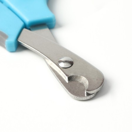 Middle scissors are medium with an emphasis for a finger, blue with gray-1