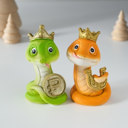 Polystone souvenir "Snake in a crown with a hill/coin" mix 5x4x8.5 cm
