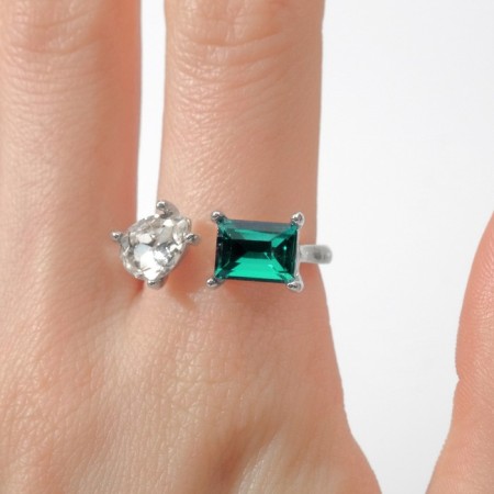 The ring "Jewel" of the figure, the color is white-emergent in silver, dimensionless-2