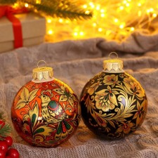 A set of 4 Christmas balls of 80 mm 