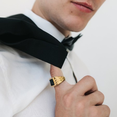 Male ring "ring" relief, black color in gold, 19 size-2