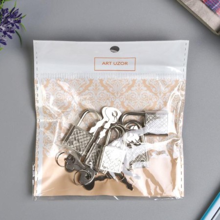 A hinged metal lock for caskets with a key of 3.3x1.9 cm-3