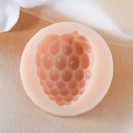 Молд силиконовый "Ежевика" 3х3,8х2см-1