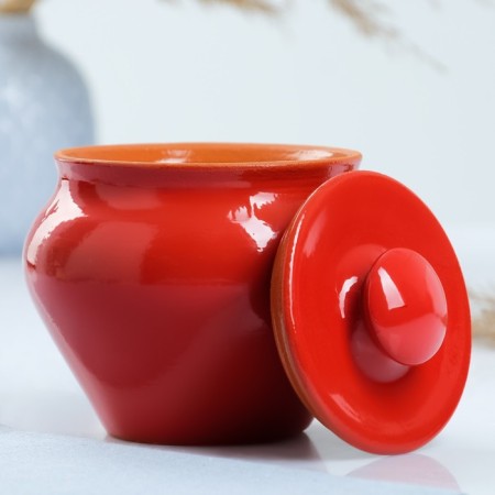 A hot pot with a Vyatka lid 0.7l, red-1