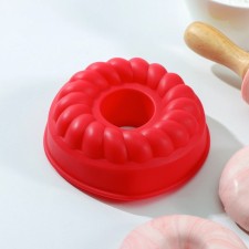 Silicone form for baking 