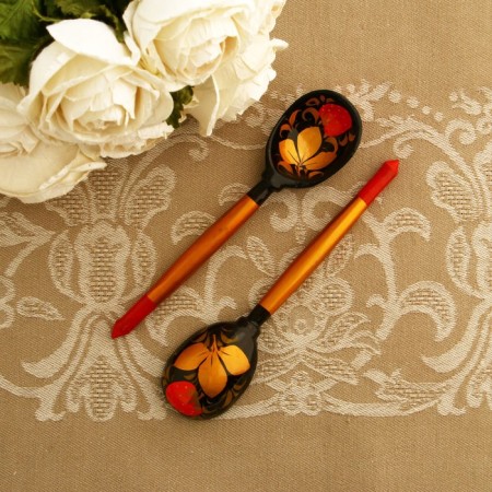 A spoon of a small "Khokhloma", traditional painting-1
