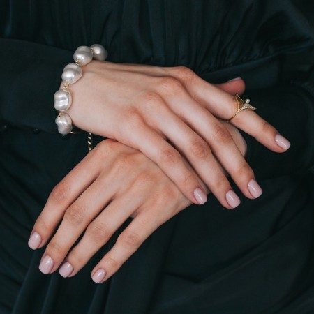 Baroque pearl bracelet with a circle, white color in gold, l = 18 cm-2