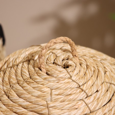 A set of wicker baskets with a lid, 27x24x24/22x18x18 cm-1
