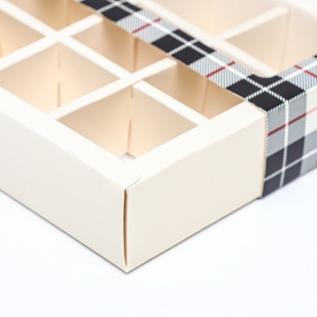 Box for 9 sweets with a shell, "male" 13.8 x 13.8 x 3.8-4
