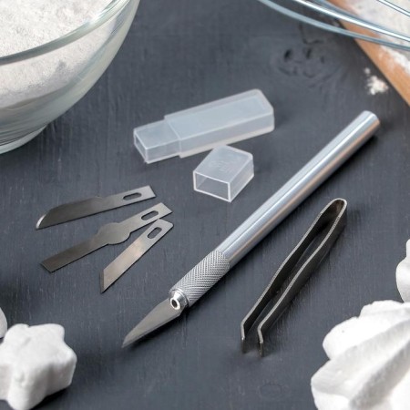 A set of tools for decorating confectionery, 6 items, holder, 4 nozzles, forceps