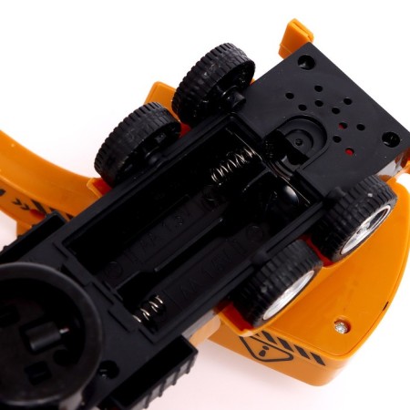 The construction "construction", a scale of 1:55, works from batteries, light and sound, mix-4