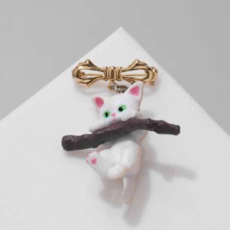 Brooch "Kitten" on a branch, white-brown color in gold-1