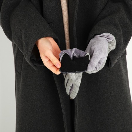 Gloves are female, dimensionless, with insulation, the color is light gray-5