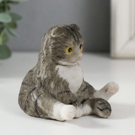 Souvenir Polystone "Kitty sits on the pope" 7x7x7.5 cm-1