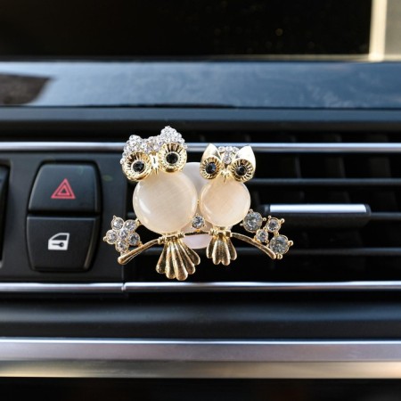Decoration in a car deflector, owl