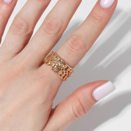 The ring "links" is large chain, the color of gold, dimensionless-2
