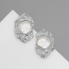 Earrings with pearls 