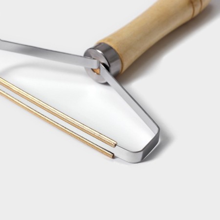 Scraper for cleaning clothes, carpets, furniture of the share, 16.5 × 12.5 cm, handle pine-1