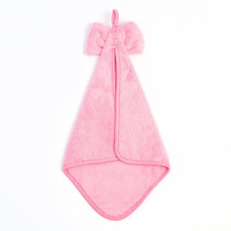 The kitchen towel is the “bow” of the ts.-4