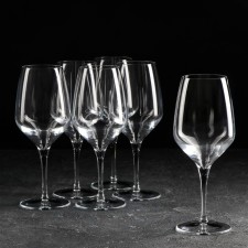 A set of glass glasses for the wine 