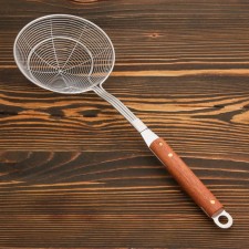 A colander-sytoos with a wooden handle 39cm
