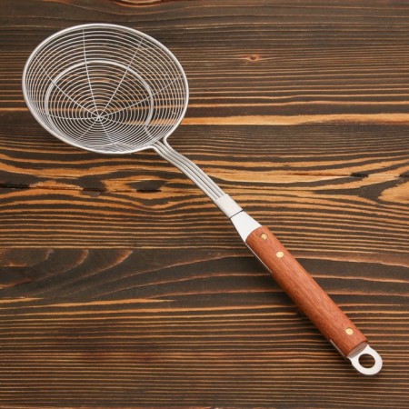 A colander-sytoos with a wooden handle 39cm