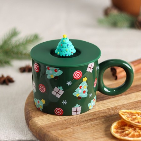 Ceramic mug with silicone lid "Christmas tree", 350 ml, green color