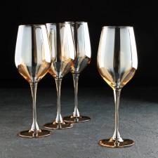 A set of glass glasses for the wine 