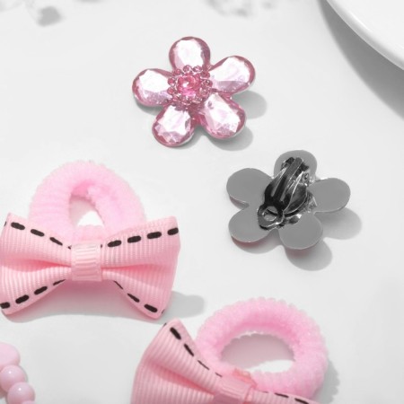 Set of children's "chosen" 6 items: 2 elastic bands, clips, beads, bracelet, felt -tip pen, kitten, color-4