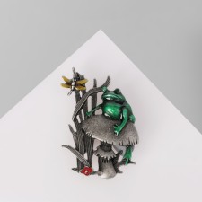 Brooch 