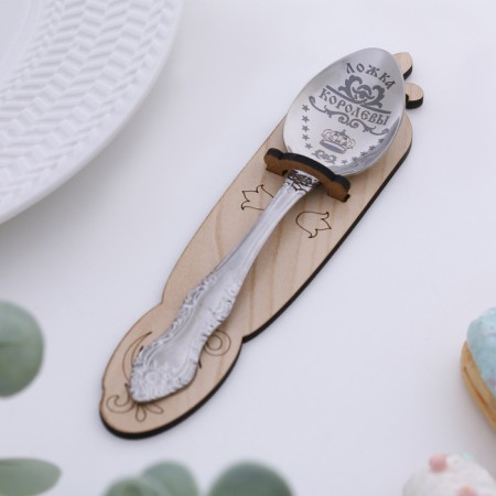 A teaspoon spoon with an engraving “queen”, h = 14cm.