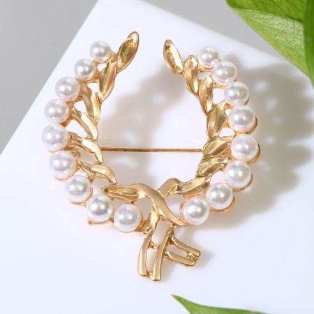 Brooch "Wreath" with pearls, white color in gold