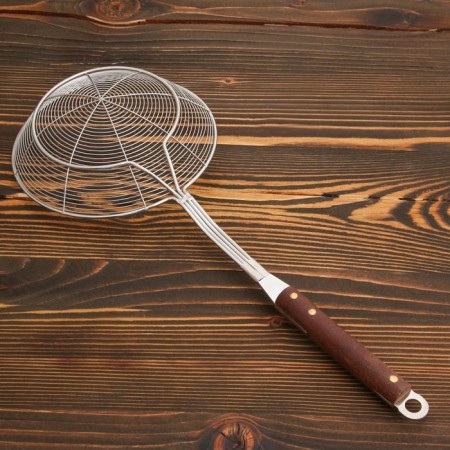 A colander-sytoos with a wooden handle 44cm-1