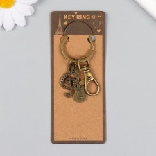 A metal keychain with a carbine 