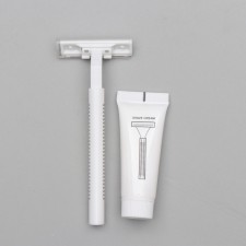 Razor Standard with two stainless blades and shaving cream 10 g.