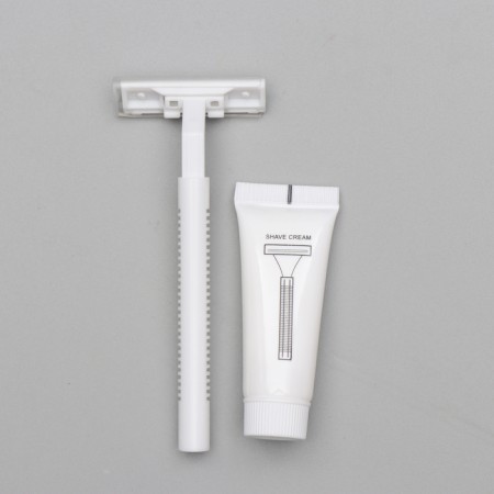 Razor Standard with two stainless blades and shaving cream 10 g.