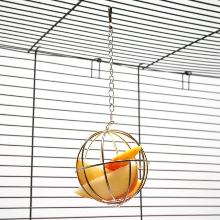 The hay feeder is a metal sphere, 8 x 8 x 15 cm-3