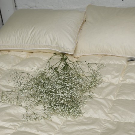 The pillow is medium threefold, size 70x70 cm, color mix-1
