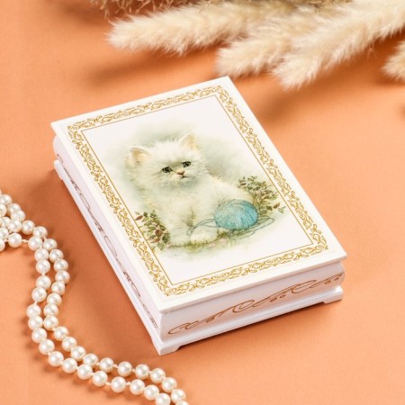 Casket "kitten with a ball", white, 11 × 16 cm, lacquer miniature